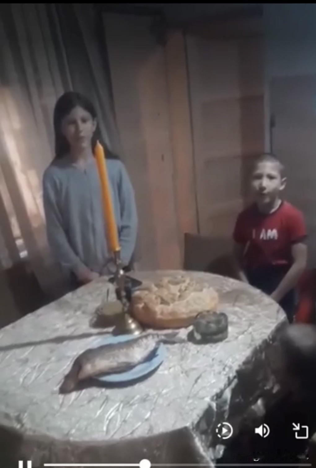 一段塞尔维亚家庭庆祝圣尼古拉斯节的视频在社交上疯传，博主只是很单纯地将仪式感上传