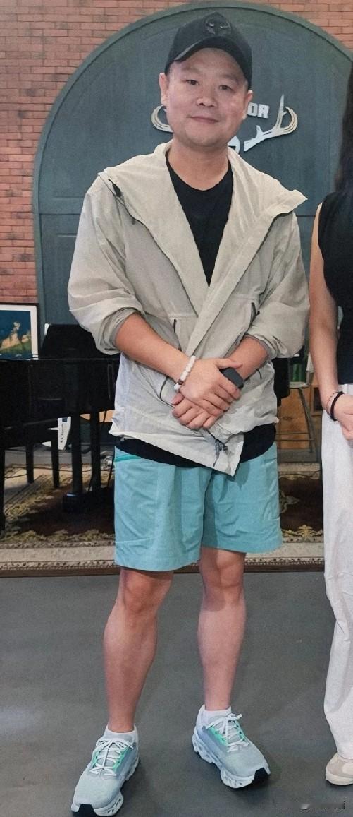这是岳云鹏？几天不见瘦成了这个模样，不会又是一个号称运动减肥的高手吧！自从高