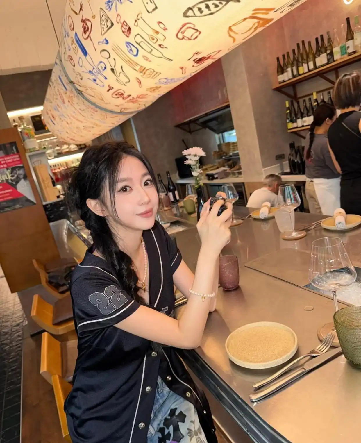 潘玮柏太太宣云定居上海当富养妈，晒女儿背影长势惊人，豪宅大平层旅行生活太爽