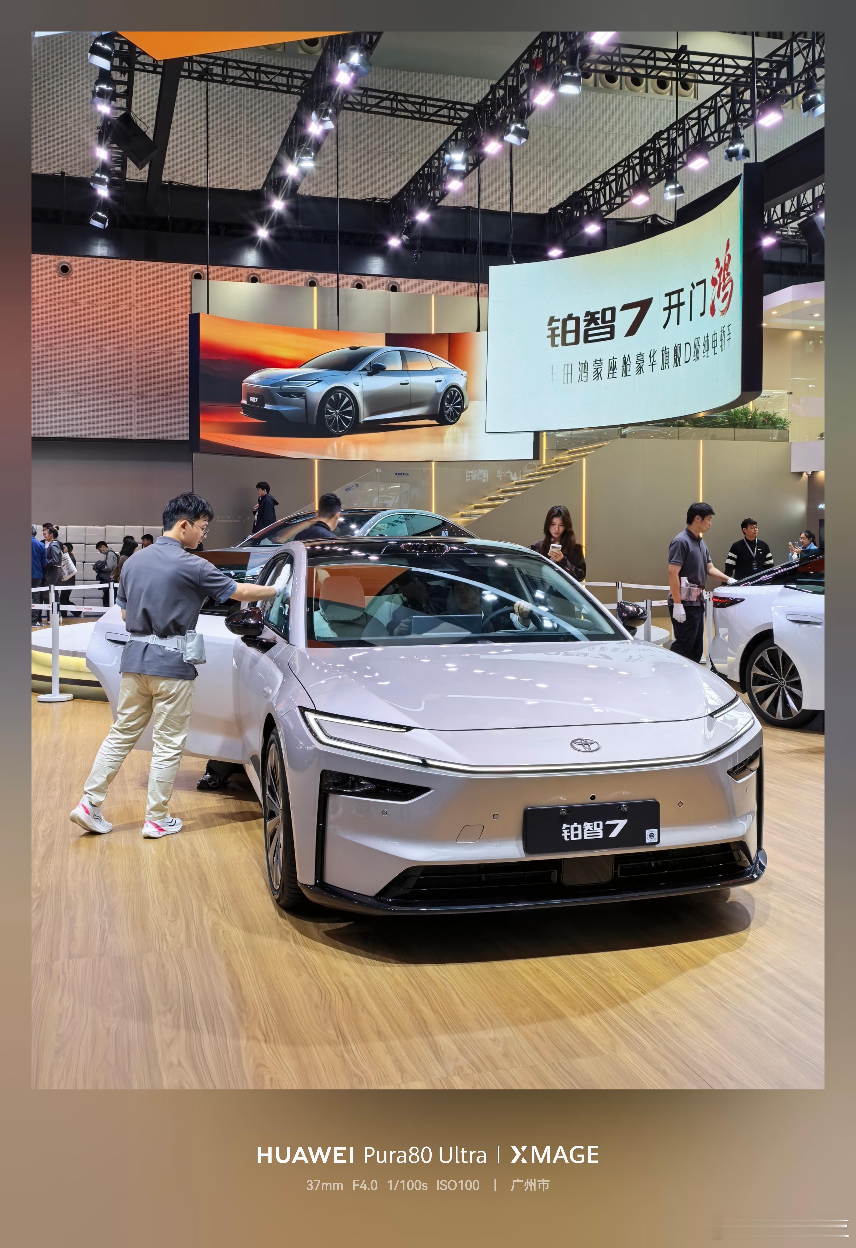 看了铂智7的内饰实拍，第一感受就是这台车把20万级豪华纯电轿车这条产品线给重新定