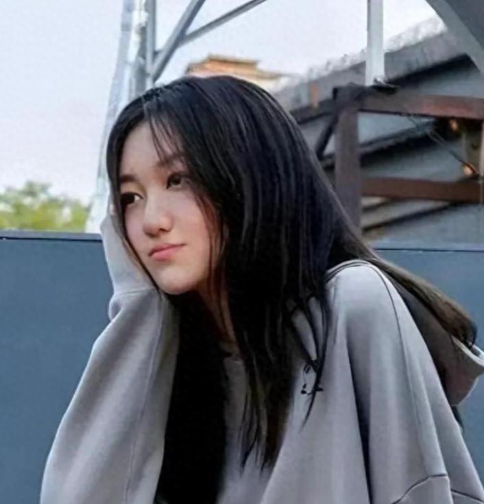 12月29日网友分享出偶遇王菲小女儿的照片，地点是在上海一家餐厅；只见李嫣穿着黑