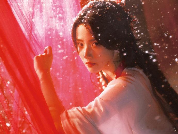 女导演镜头下的卢昱晓女导演镜头下的卢昱晓太绝了，淡紫纱裙配小花饰灵动十足，眼神