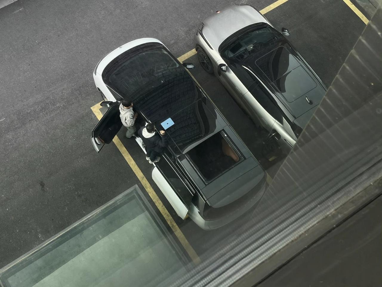 网上看到一张图，零跑D99这天窗可真大啊！目测应该是市面MPV天窗可开启尺寸最