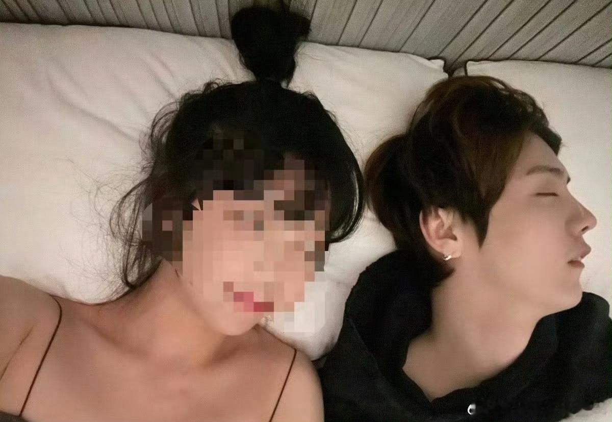 鹿晗纹身哈哈哈哈，粉丝又在洗广场了，对比五官和纹身说不是鹿晗我是看不出怎么证明不