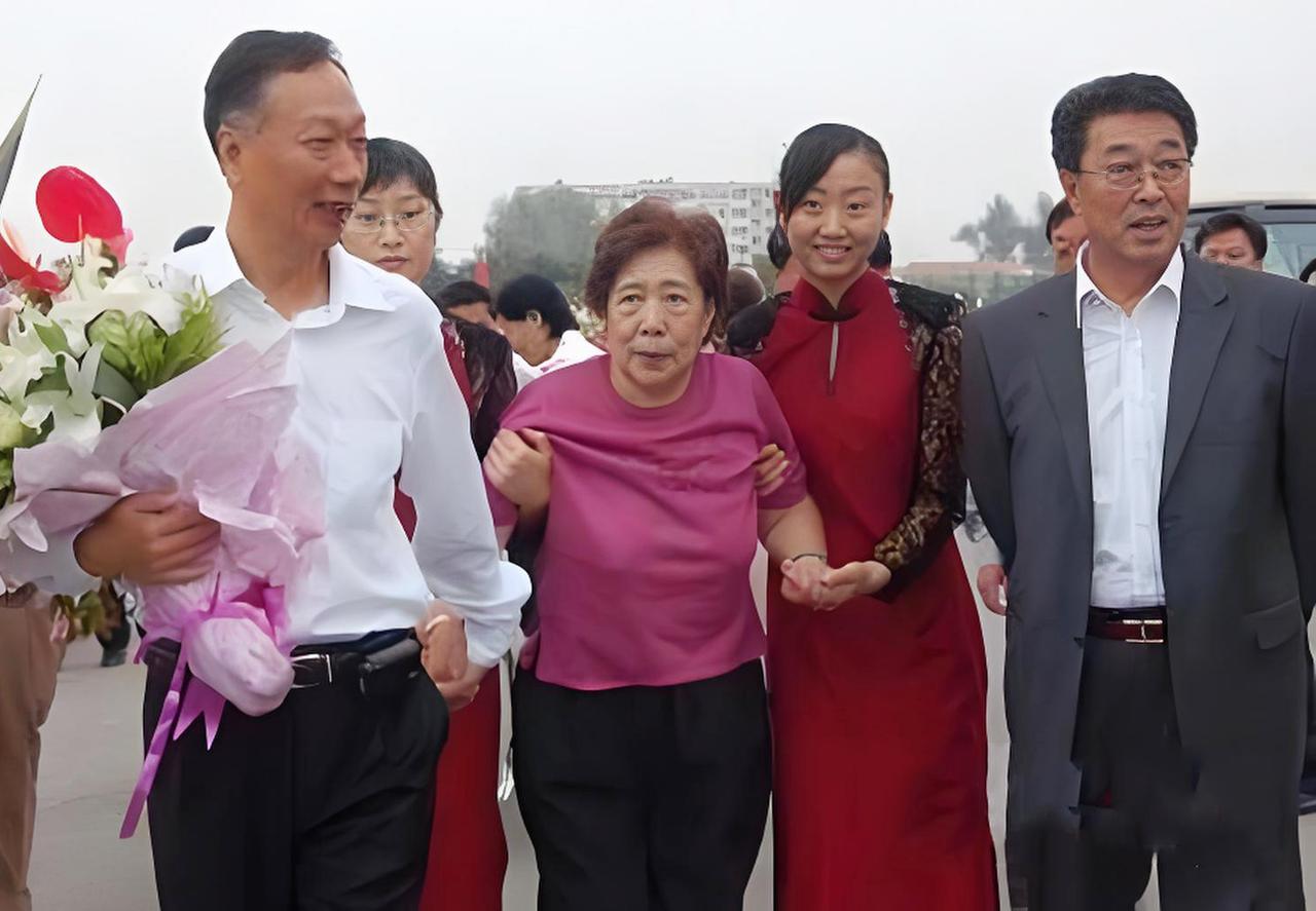 郭台铭的百岁老母亲初永真女士驾鹤西去，最应该悼念这位慈爱老人的，应该是山东烟台市