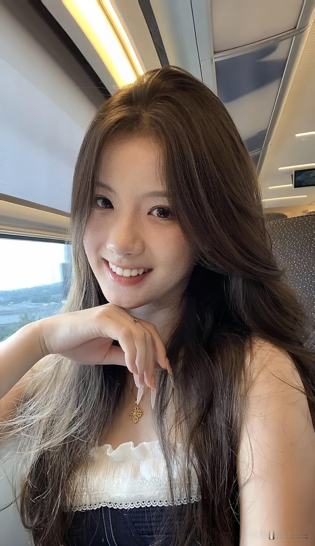 动车飞驰✨，小姐姐甜笑自拍，光影漫过脸颊，连旅途心情都变得亮堂堂的。分享甜美小姐