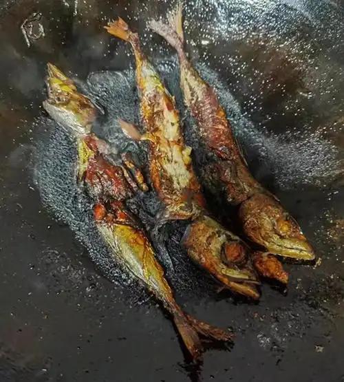99%的人做饭翻车第一步去腥就做错了。 葱姜蒜切满盘，料酒倒半碗，全往锅里堆