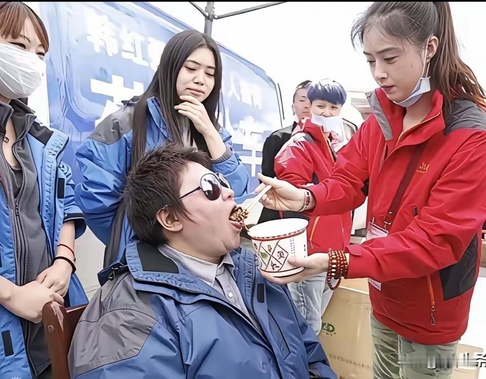 不至于吧！韩红！这张照片给人传递出来的信息量有多大，可能有很多人想不到吧！看看旁