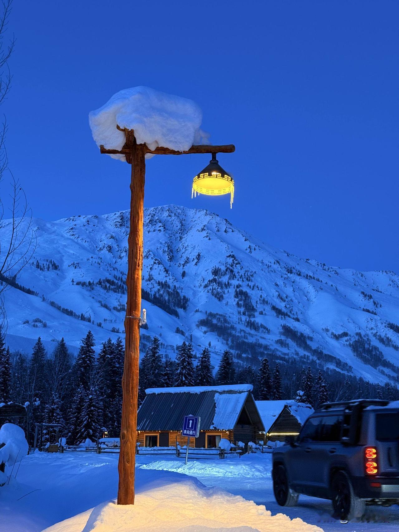 阿勒泰的雪后晴天太治愈人了！小木屋的屋檐堆着厚雪，天空是干净又温柔的蓝。