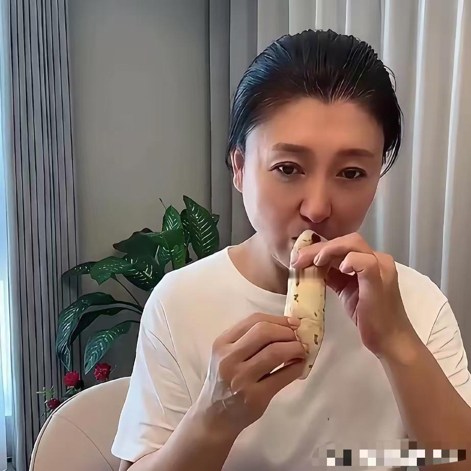 闫学晶在直播间给大家展示怎卷饼的吃法，朱之文经常晒吃，闫学晶也吃，吃相差不多男女