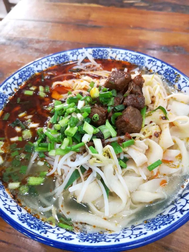 老乡们都说说河南各地的特色美食都有啥？做为南阳人我先说——首先一定是方城烩面