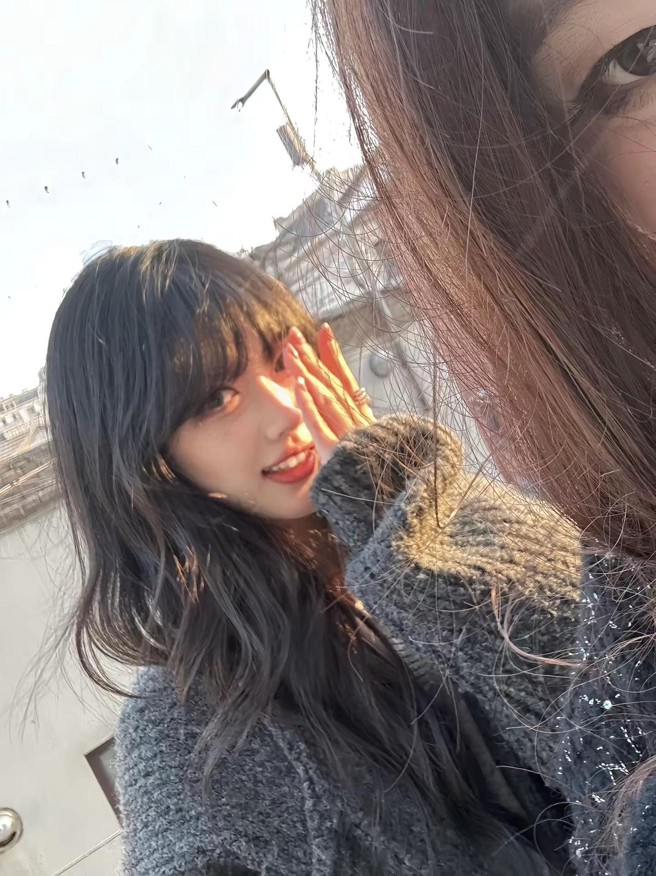 那咋啦我只不过是一个爱笑的十八岁小女孩。