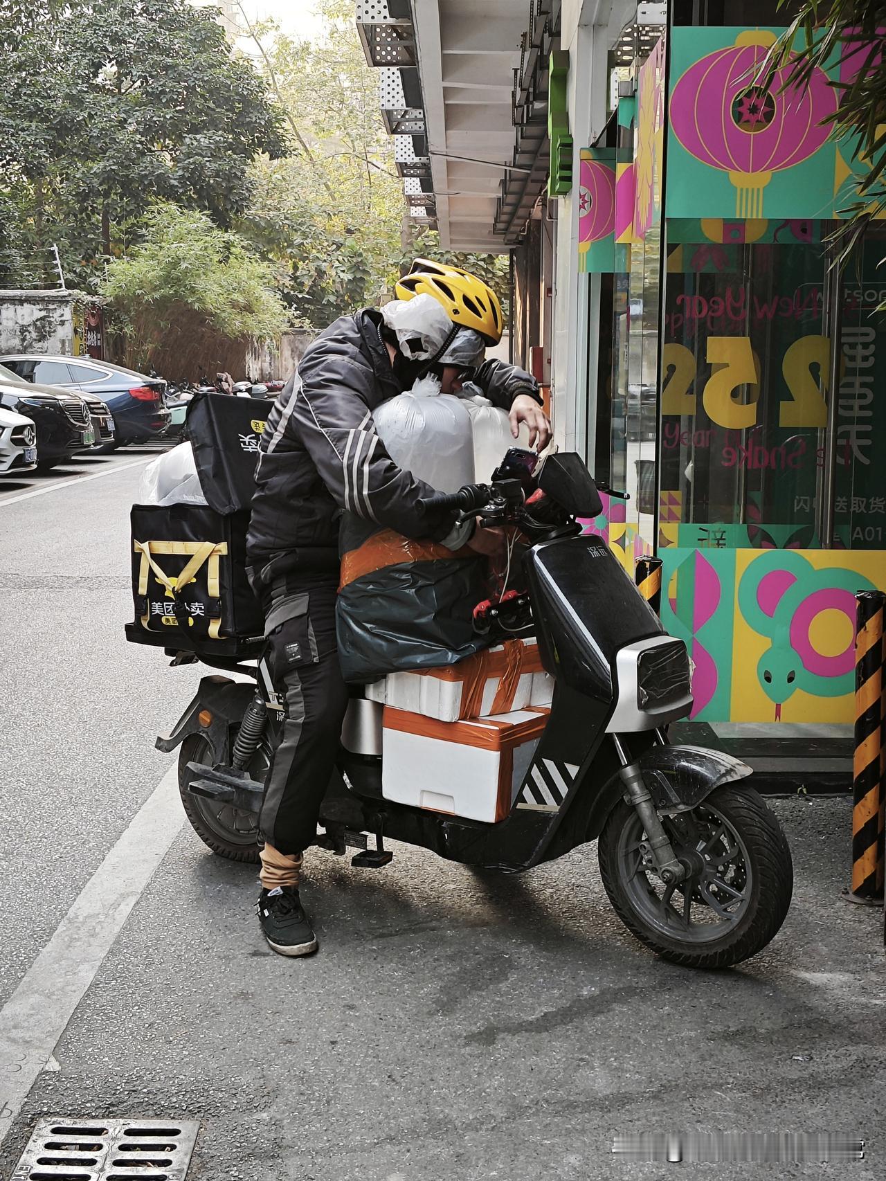这才是真正的“单王”！外卖小哥的车比货拉拉还能装今天在街头偶遇一位外卖大哥