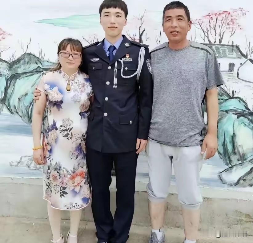 看哭了！52岁母亲，失独2年后在商场错认陌生小伙，一把拽住哭喊“儿子是你吗”，事