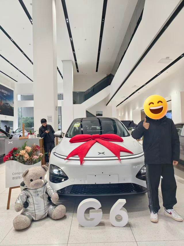 小鹏g6提车早上8点半到门店，验车我整整验车了一个多小时，算是非常全面，从外观