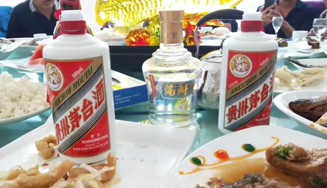 严格意义上讲，白酒其实是低档酒品。建国以前，江浙人喝黄酒，两广
