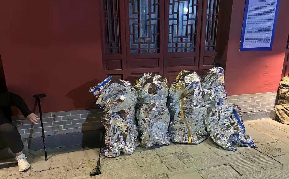 猜猜这些是啥？垃圾？不是，这些是五一爬泰山的游客冷得受不了，然后用铝箔做的救