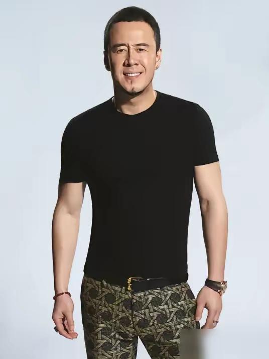 53岁杨坤至今未婚，坐拥北京独栋别墅，光装修就花了3年，还特意飞去米兰一