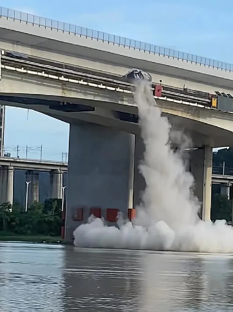 光天化日之下这事都敢做广东惠州市惠城区一男子在河边钓鱼，天气不错，鱼的个