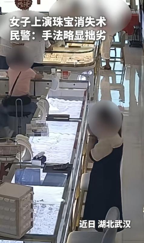 丢脸丢到人民日报了！武汉一女子逛商场金店，用纸巾包住价值8000余元的珍珠项链悄