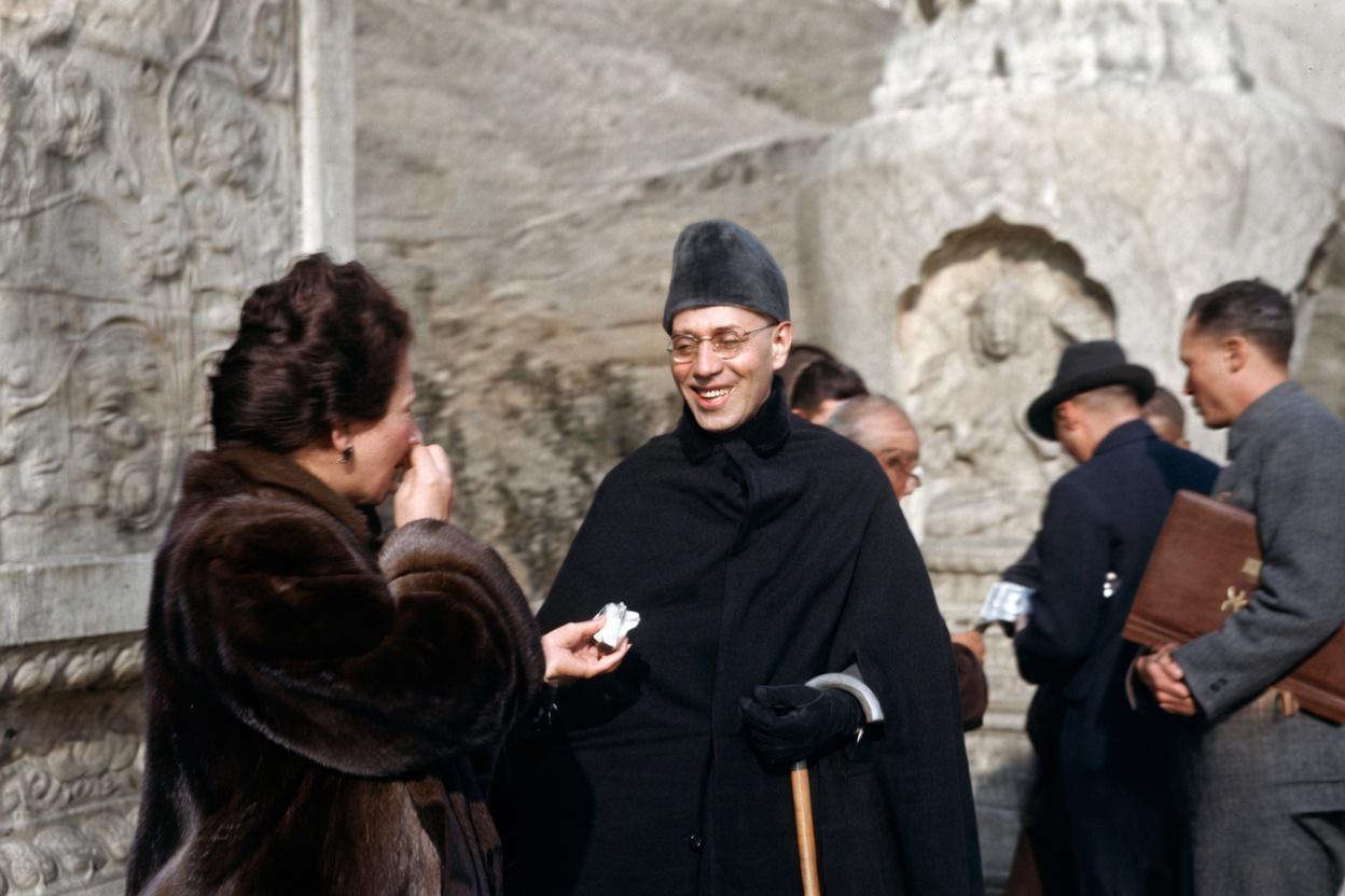 1945年12月，北平香山碧云寺，那个笑容满面的男子是时年58岁的蒋介石，他头戴