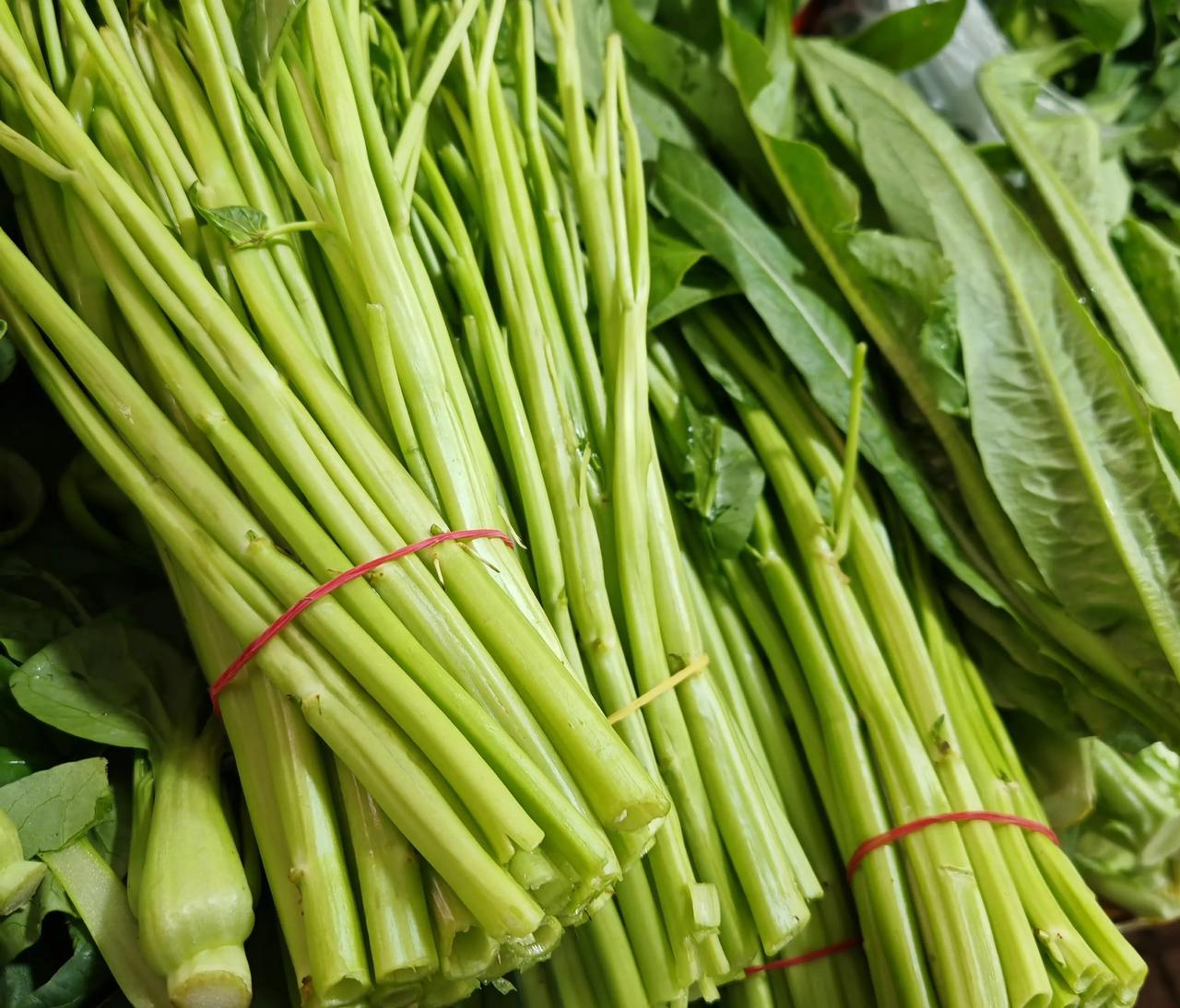 空心菜都三块五了！猪肉倒是稳，可绿叶菜一天一个价，这菜篮子还是沉甸甸的。