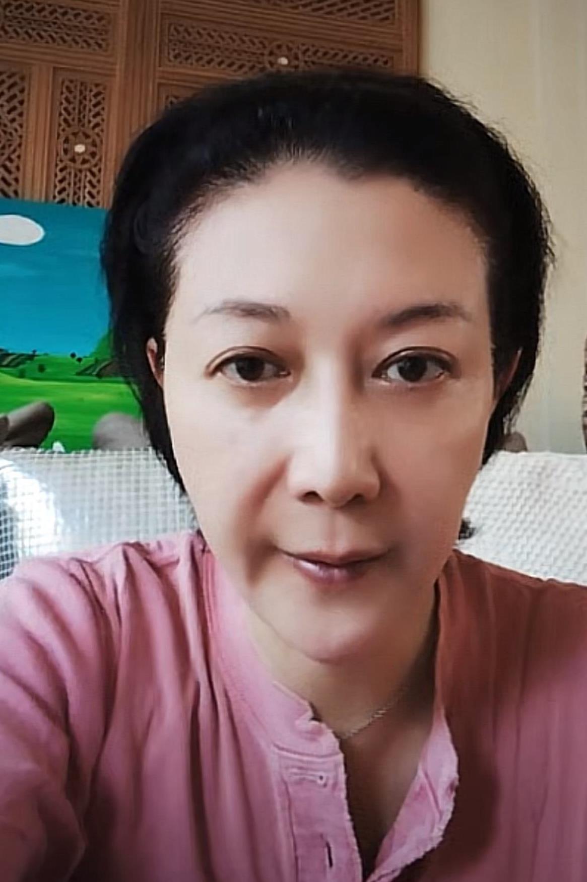8月16日中午，香港演员吴绮莉出现在直播间，吴绮莉说：我喝着姜黄粉加大蒜有点辣！