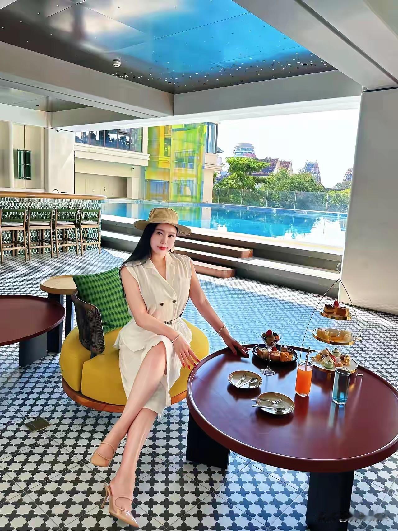 阳光洒满泳池边，悠闲下午茶时光