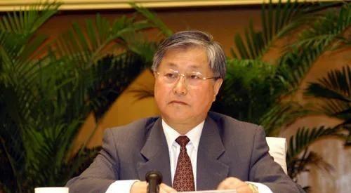 1996年春天，哈尔滨市长汪光焘站在中央大街的花岗岩路面上，面对着一个艰难抉择。