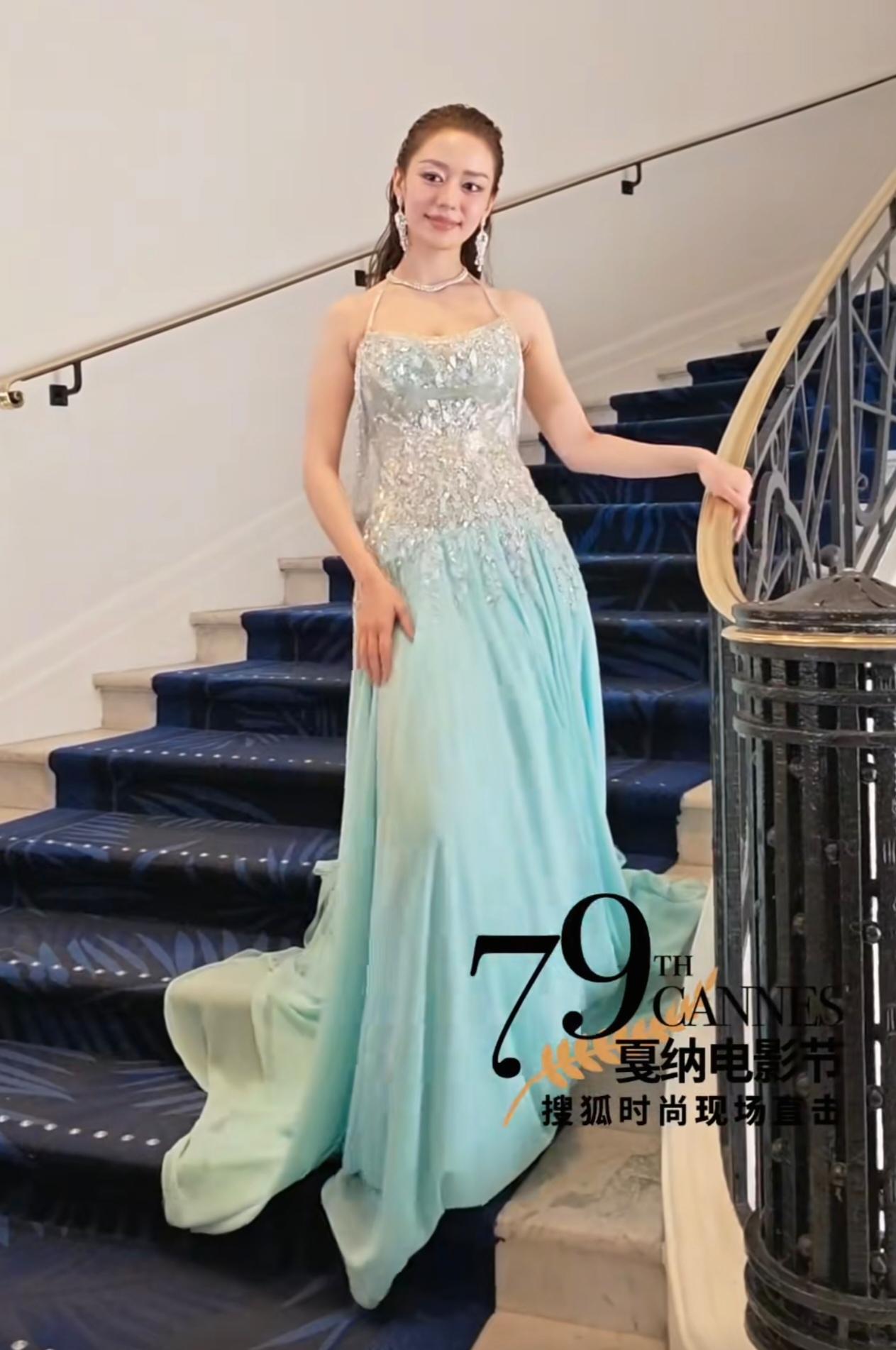 郎朗妻子吉娜亮相戛纳红毯也太好看了！一身冰蓝闪钻长裙，妥妥人鱼公主，大方又
