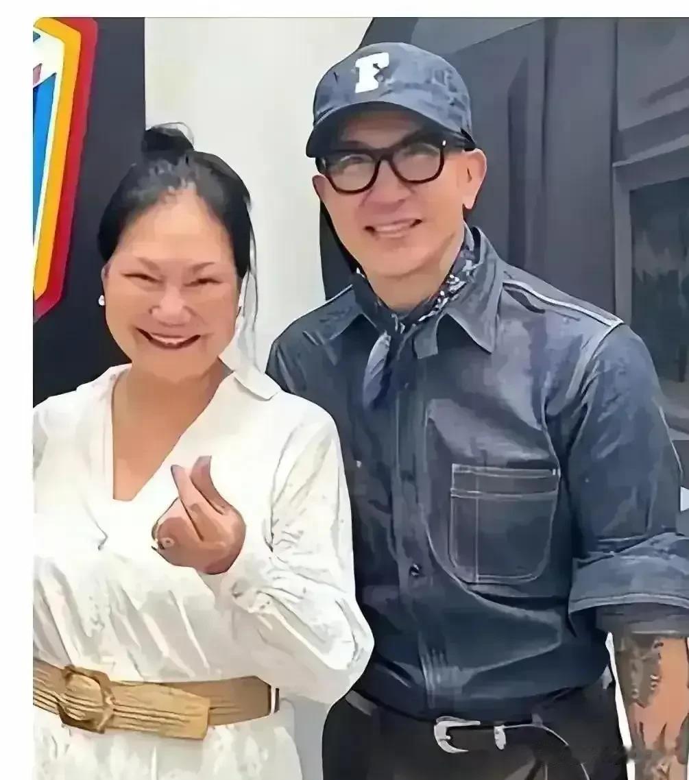 吸血到头一场空，算计半生反露丑态大S快被忘记了，又被全家拉出来溜达。闹剧