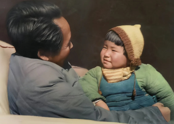 毛主席与小女儿的一张珍贵合影，二人相互对视，十分温馨！在延安时期，有一张毛主