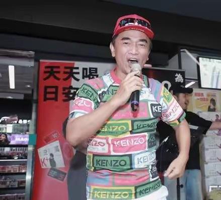 “他当然有权带回去啊，自己的孩子嘛，只要孩子同意当然可以拍啊……”“管那些人怎