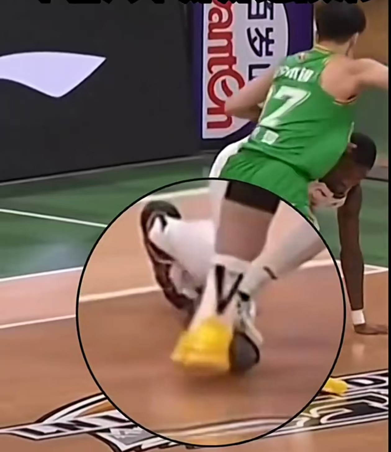 杨鸣祭出全华班兑子，杜锋瑟瑟发抖，全是危险动作，难怪奎因生气