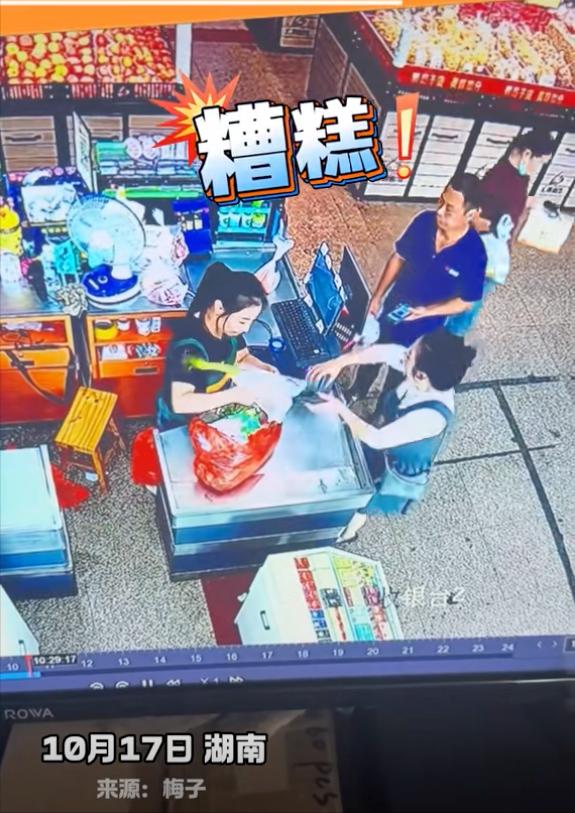 收银时，把手机怼到收银员眼前导致摔碎摄像头是什么心态？10月17日，湖南一超市