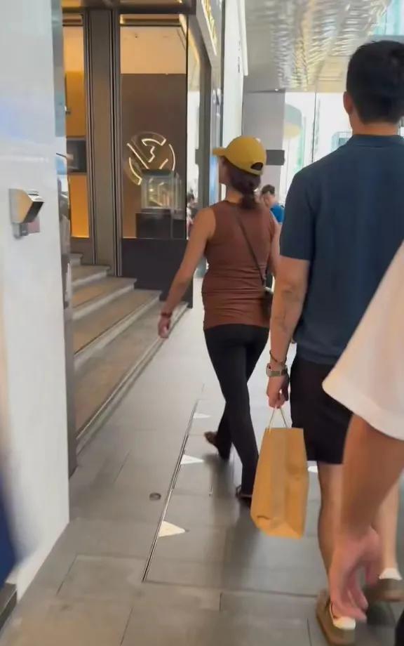看杨采钰这个状态，估计真的快生了。有网友偶遇夫妇两个人在香港逛街，她的丈夫是一
