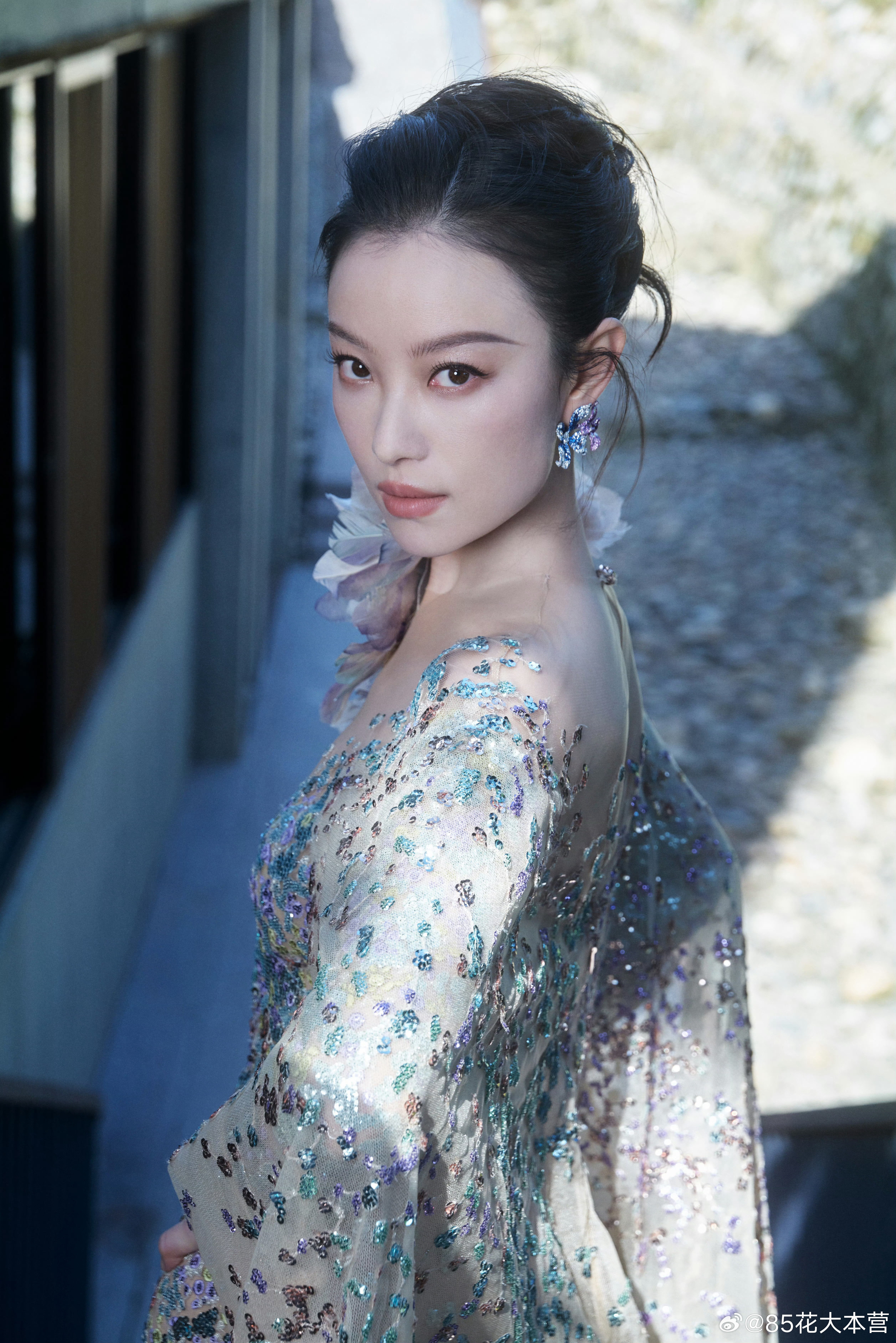 倪妮｜栩栩华生时尚文化大赏第二套造型～一场活动第二套ES高定，妆发得体漂亮，摄影