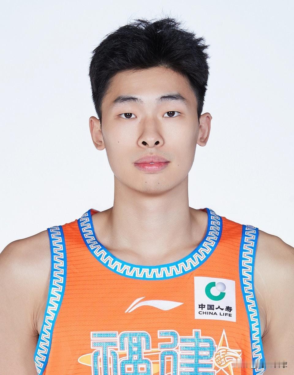 CBA新赛季，福建男篮本土球员合同一览：01、黄毅超：D类合同还剩1年