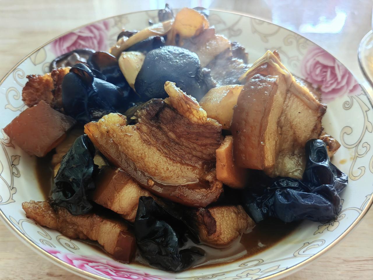继续红烧肉和黄瓜汤。红烧肉里也加了老黄瓜。不过，今天这条老黄瓜是苦味的。​连续