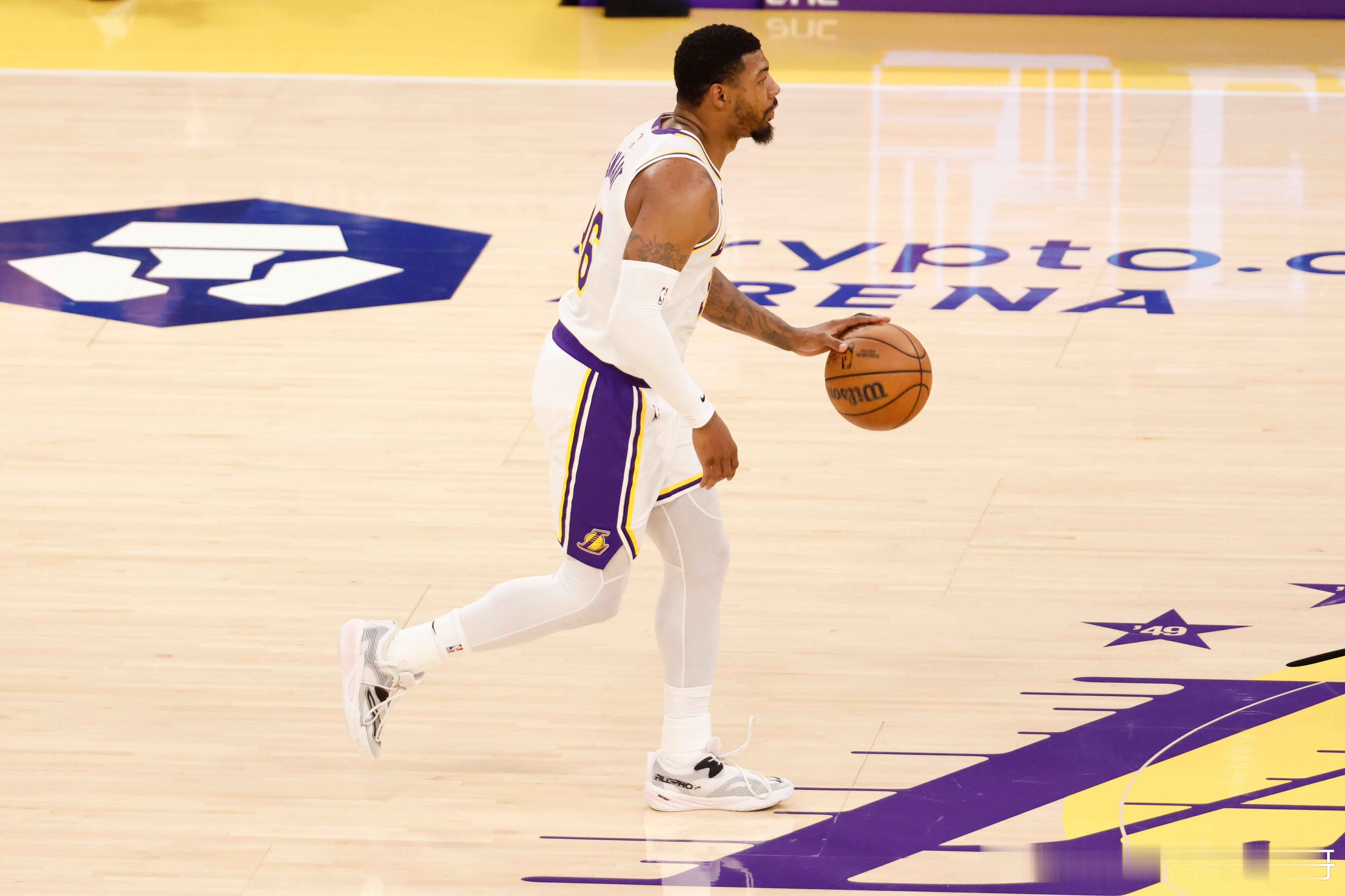 今天，湖人中锋艾顿在训练结束后接受了采访。谈到队友斯玛特，艾顿表示：“斯玛特是一