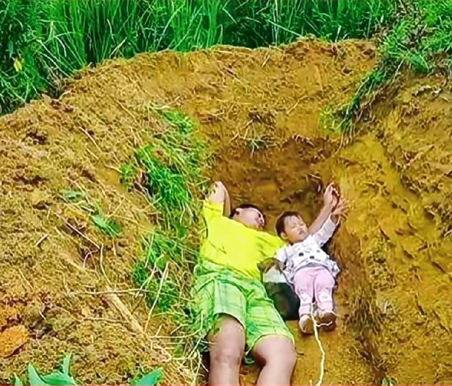 两岁女儿绝症，爸爸提前挖坑和孩子一起躺进去，让孩子适应冰冷的坟墓后续来了。当