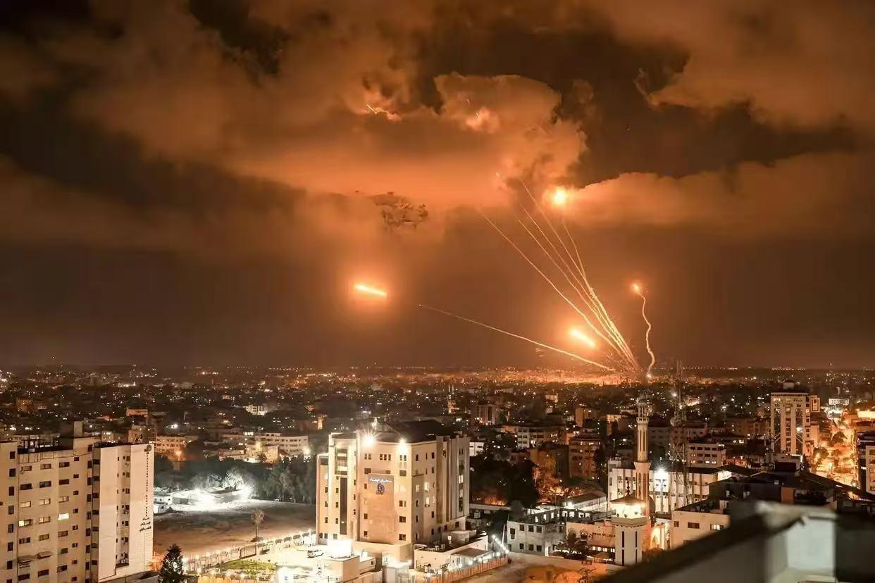 半夜刷到新闻，给我干沉默了。美军把委内瑞拉给炸了。炸的哪儿？国防部、军用机场