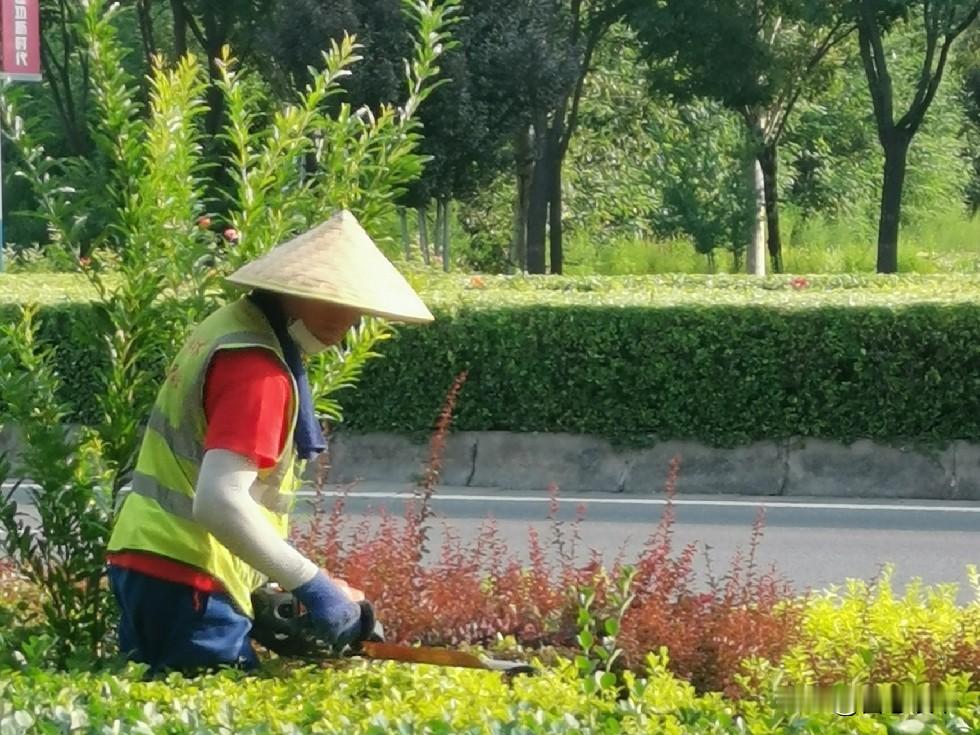 婆媳关系不好，绝大多数是双方都有问题。一，婆婆站在长辈、养育儿子的角度，习惯操