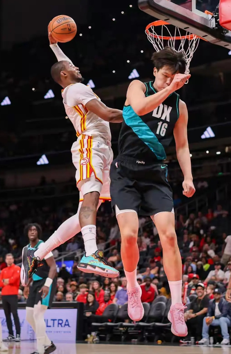 库明加这小子也是不争气，刚打了三场好球就出现伤病了。勇士那边正为了这笔交易后悔