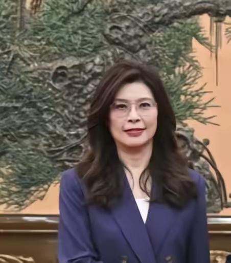 4月10日，郑丽文参访清华大学附中。她戴眼镜满腹诗文，一看就很有含义。穿着藏青色