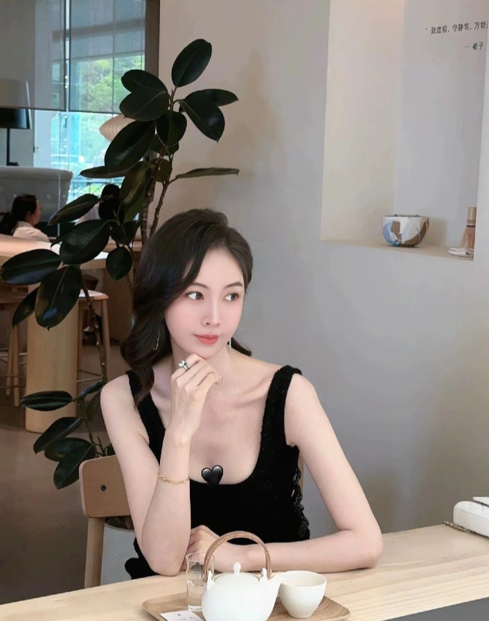 姿态优雅，气质出众