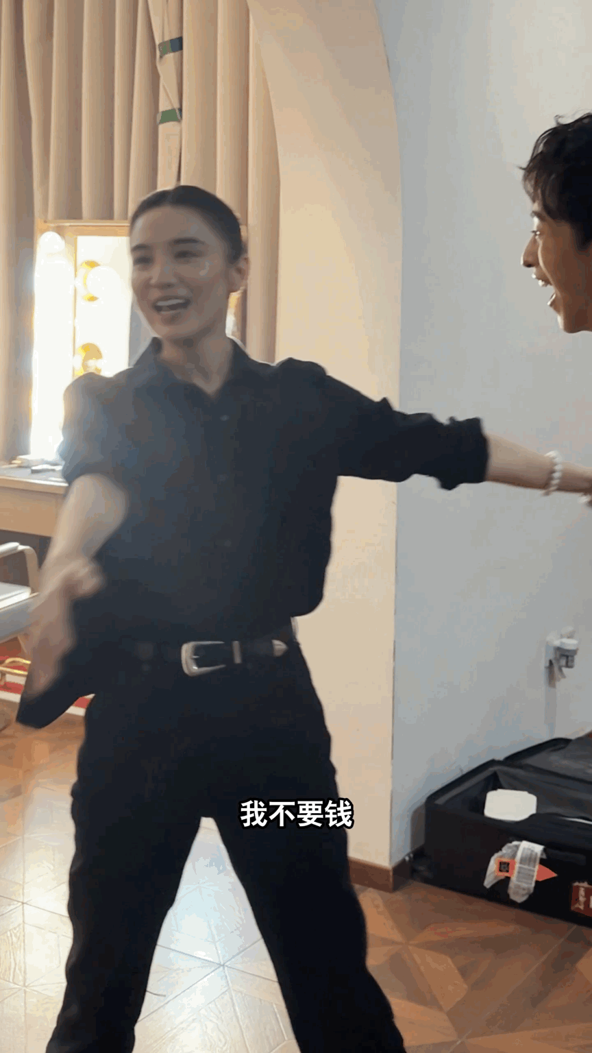 庾澄庆儿子恩利发新歌《luvaboy》，来找演员宋佳帮忙打歌。一见面，两人就