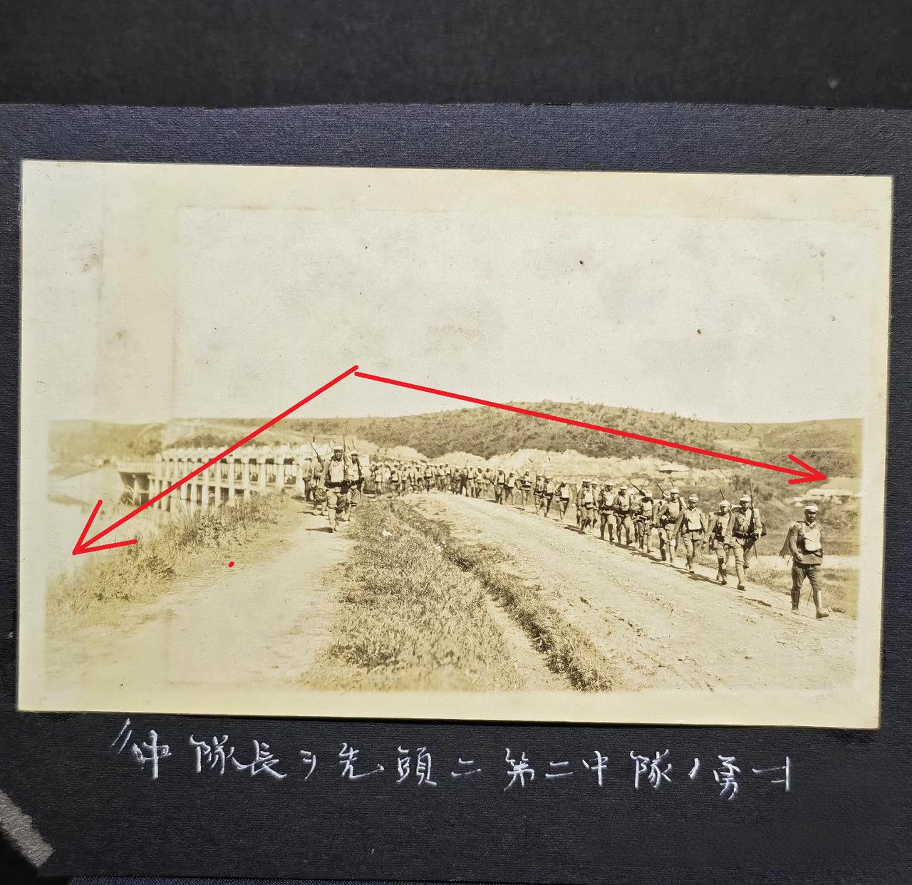 这是一张真实的日军士兵行军图，从这张发黄的老照片中，你可以看出当时的日军士兵有多