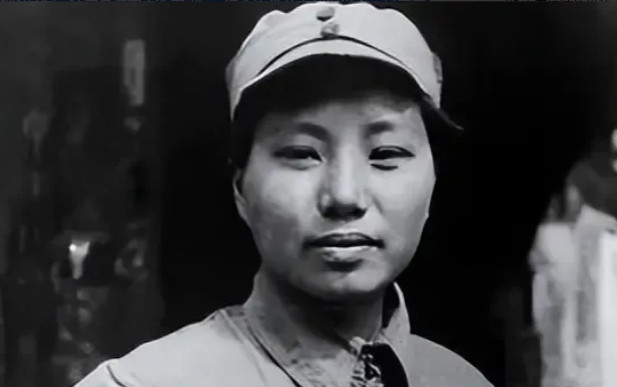 1950年，解放军到西北甘肃剿匪时，端掉了一个土匪窝，没想到这伙土匪的老大，竟是