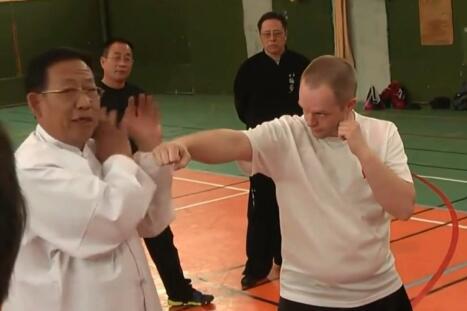 打开 八极拳实战派掌门人传授徒弟实战技法,八极拳刚猛实战拳法!